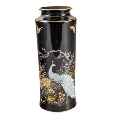 une image représentant un vase noir orné d'un oiseau et de fleurs
