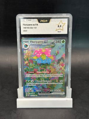 gros plan d'une carte pokemon dans un étui en plastique