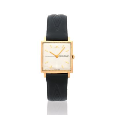 un gros plan d'une montre avec un bracelet noir
