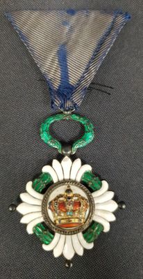 Gros plan sur une médaille entourée d'un ruban