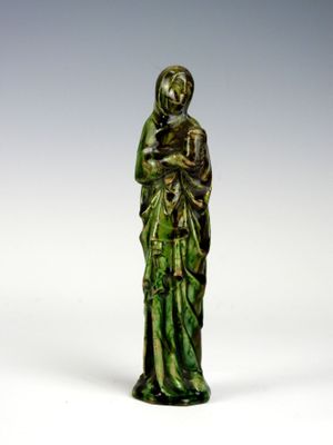 l'image d'une statue représentant une femme tenant un enfant dans ses bras