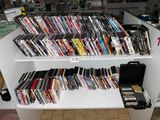 une étagère blanche remplie de DVD et d'autres films