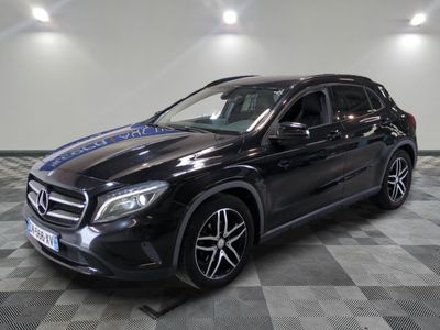 un SUV Mercedes GLA noir garé sur un sol à damier