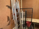 une échelle adossée au mur d'une pièce