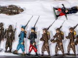 de nombreuses figurines de soldats dans une boîte