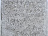 une image représentant une plaque en pierre sur laquelle figure un bateau