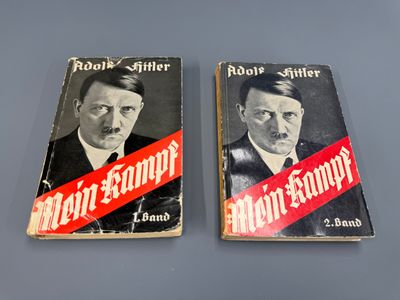 deux couvertures de livres représentant Hitler et Staline posées sur une table