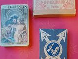 trois types différents de cartes à jouer disposées sur un fond rose