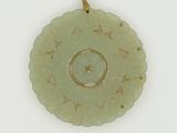 une photo d'un pendentif vert orné d'une étoile