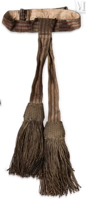 deux pompons suspendus à un crochet sur fond blanc