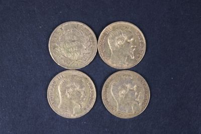 quatre pièces d'argent posées sur une surface bleue