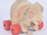 une peluche assise sur un skateboard