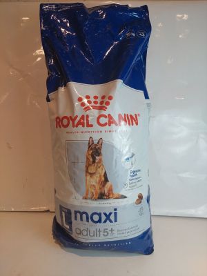 un sac de croquettes posé sur un plan de travail