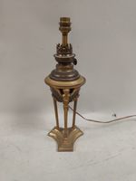 Une lampe à pétrole en laiton et métal en forme d'athénienne… (photo 2)