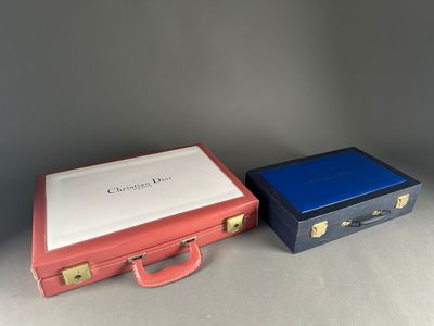 deux bagages posés l'un à côté de l'autre sur une table