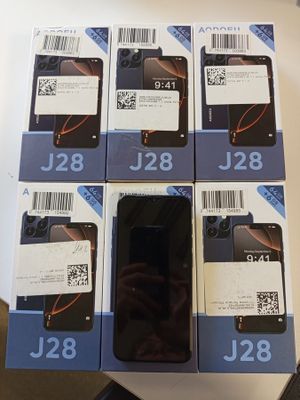 quatre boîtes contenant des téléphones portables noirs posées sur une table