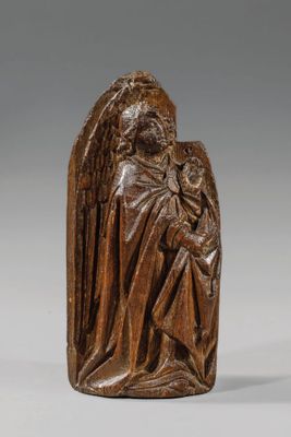 une figurine en bois sculptée représentant un ange tenant un enfant dans ses bras