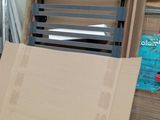 un grand carton posé par terre à côté d'une pile de cartons