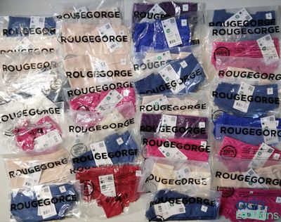 beaucoup de sous-vêtements pour hommes emballés dans des sacs en plastique