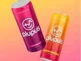 Deux boîtes de Playbuds sont disposées côte à côte sur un fond rose et jaune