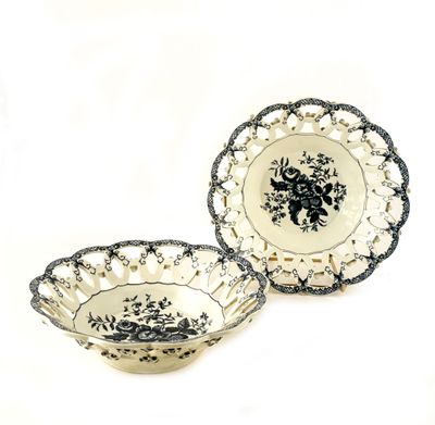 une paire d'assiettes noires et blanches ornées de fleurs sur fond blanc