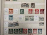 la photo d'un livre avec des timbres