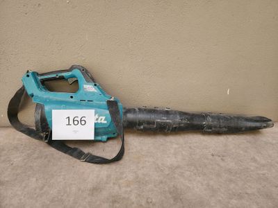 un ventilateur bleu posé sur un tapis près d'un mur