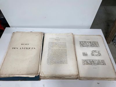 un vieux livre posé sur une table blanche, à côté d'un autre livre
