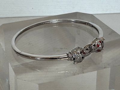 un bracelet en argent orné de pierres rouges et blanches