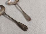 deux cuillères posées sur une table