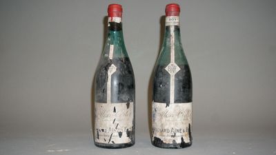 deux bouteilles de vin posées l'une à côté de l'autre sur une table