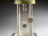 une horloge posée sur une table