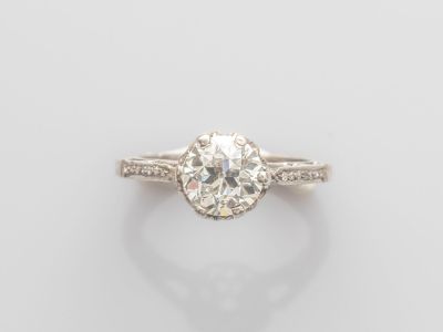 une bague sertie d'un diamant unique, en or blanc 18 carats