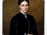 portrait d'une femme en robe noire tenant une fleur violette
