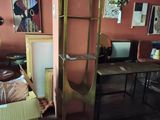 une pièce dans laquelle se trouvent de nombreux meubles