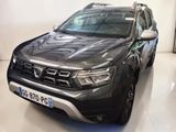 la photo d'une voiture noire garée dans une salle d'exposition
