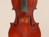 un vieux violon avec un archet accroché à son dos