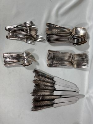 beaucoup de cuillères et de fourchettes en argent sur une table