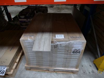 une palette en bois posée à même le sol dans un entrepôt