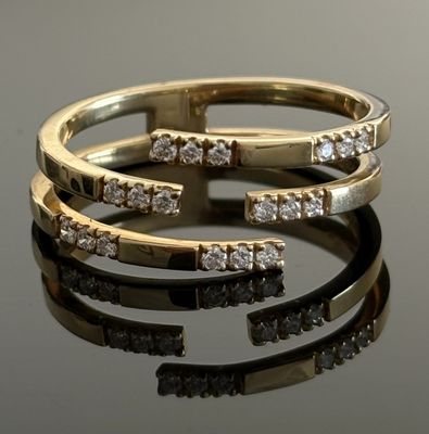 deux bagues en or ornées de diamants sur un fond noir