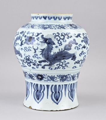 vase bleu et blanc orné d'un dragon sur le couvercle