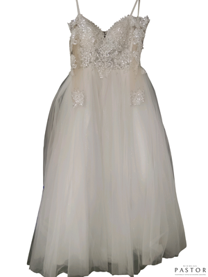 une robe blanche sur un cintre, sur fond blanc