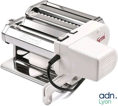 une image représentant une machine à pâtes sur fond blanc
