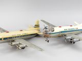 deux maquettes d'avions posées côte à côte sur une surface blanche