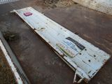 un banc cassé posé au bord de la route