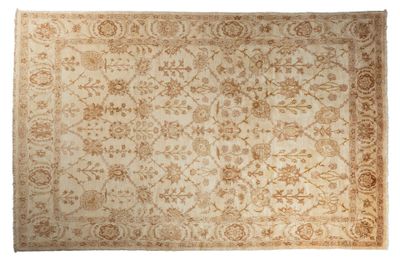 un tapis beige orné d'un motif floral