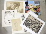 beaucoup de photos posées sur une table