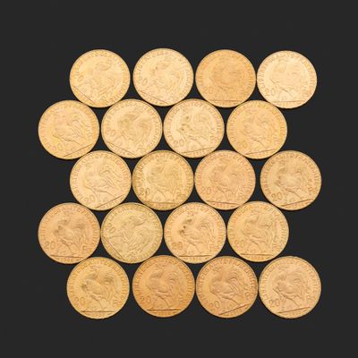 une pile de pièces d'or sur fond noir