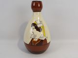 un petit vase orné d'une image représentant une femme