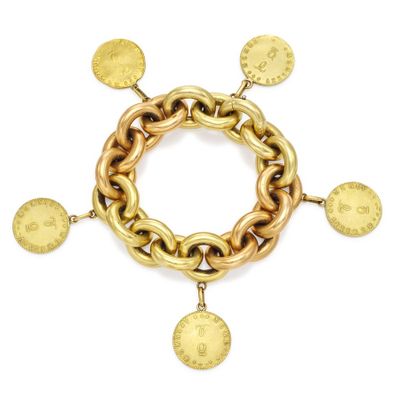 Gros plan sur un bracelet en or orné de pièces de monnaie